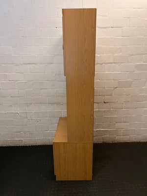 Oak Finish Display Cabinet with Diamond Glass Doors – condition detail