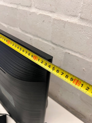 Samsung 32-inch LED Television in Black – width measurement
