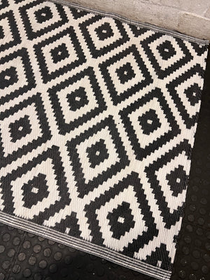 Black and White Geometric Diamond Area Rug – back view