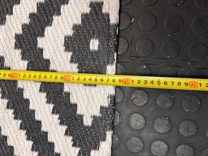 Black and White Geometric Diamond Area Rug – depth measurement