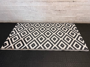 Black and White Geometric Diamond Area Rug – side view