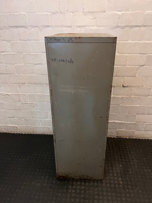 4-Drawer Industrial Metal Filing Cabinet – condition detail