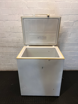 Defy 210L Chest Freezer - Visible Interior Damage - 2ndhandwarehouse.com