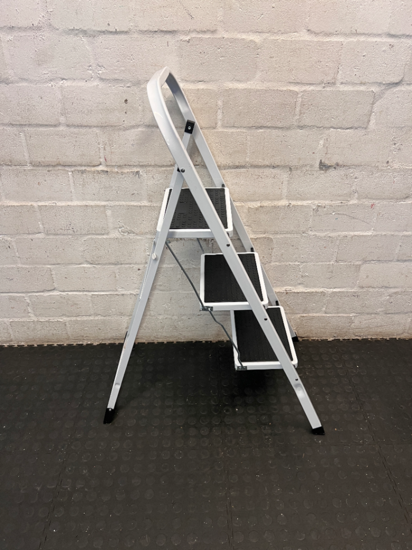 3 Tier Folding Step Ladder - White & Black Metal - 2ndhandwarehouse.com