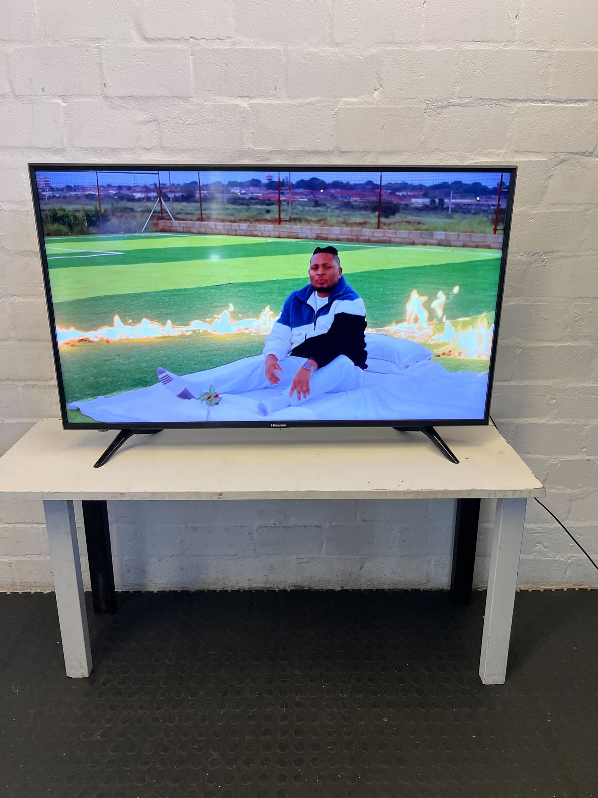 50" Hisense Smart TV with Remote – Excellent Condition