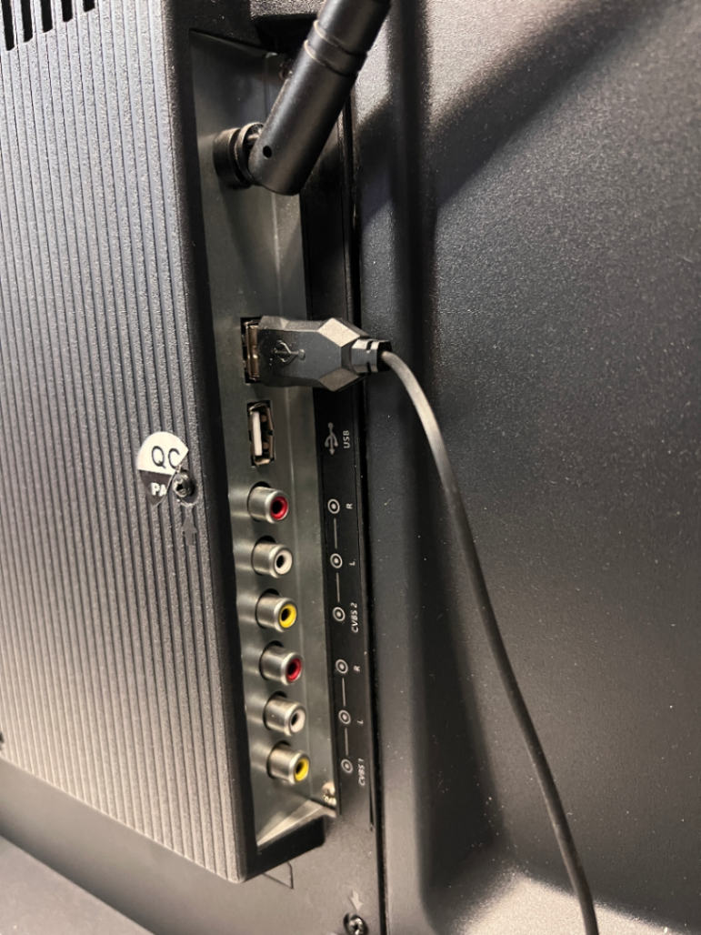 65-Inch Candere Smart TV — Good Working O - 2ndhandwarehouse.com