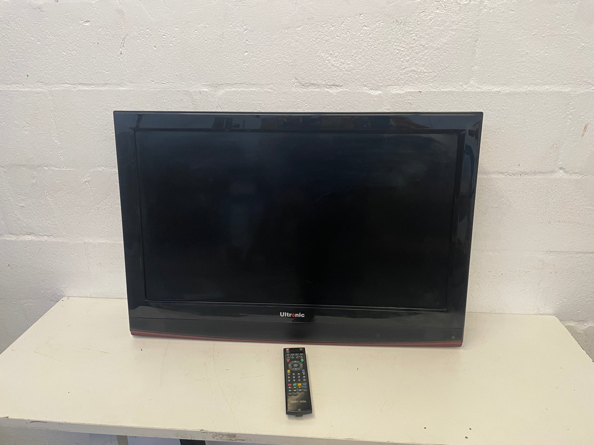 Ultronic 32" LCD Tv (Line Across Screen & No Stand) - PRICE DROP