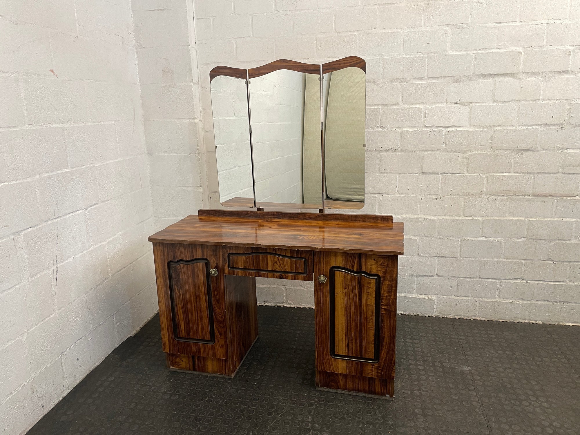 Dressing table with Folding Mirrors