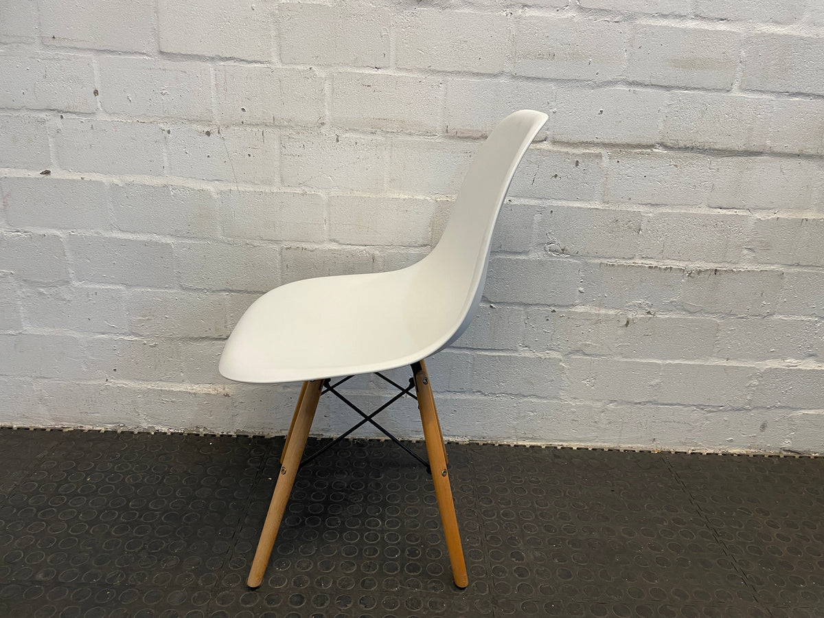 White Wooden Leg Chair - PRICE DROP - 2ndhandwarehouse.com