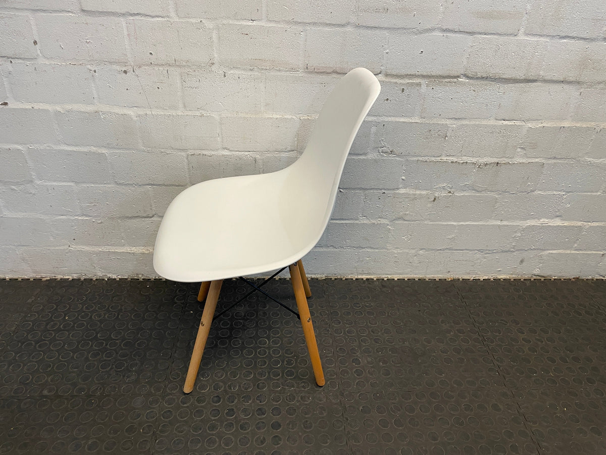 White Wooden Leg Chair - PRICE DROP - 2ndhandwarehouse.com