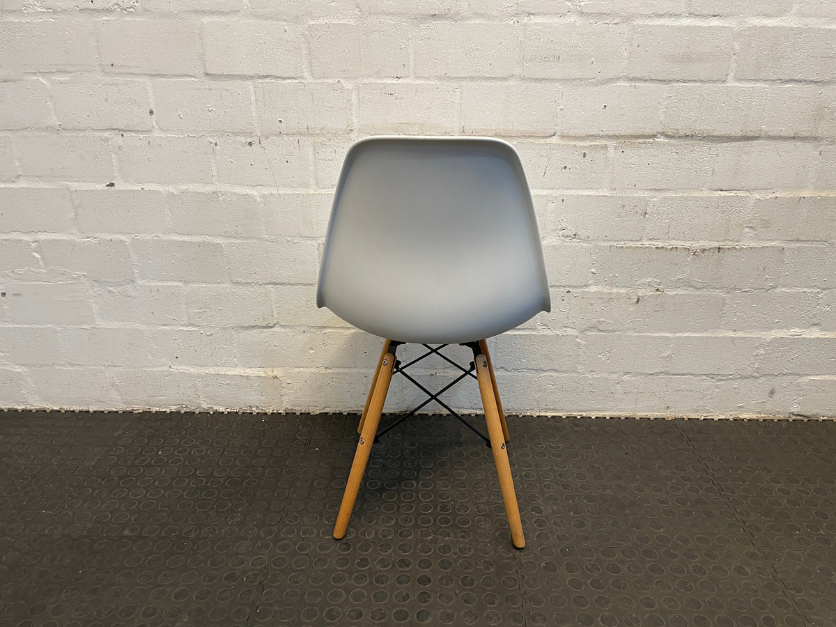 White Wooden Leg Chair - PRICE DROP - 2ndhandwarehouse.com
