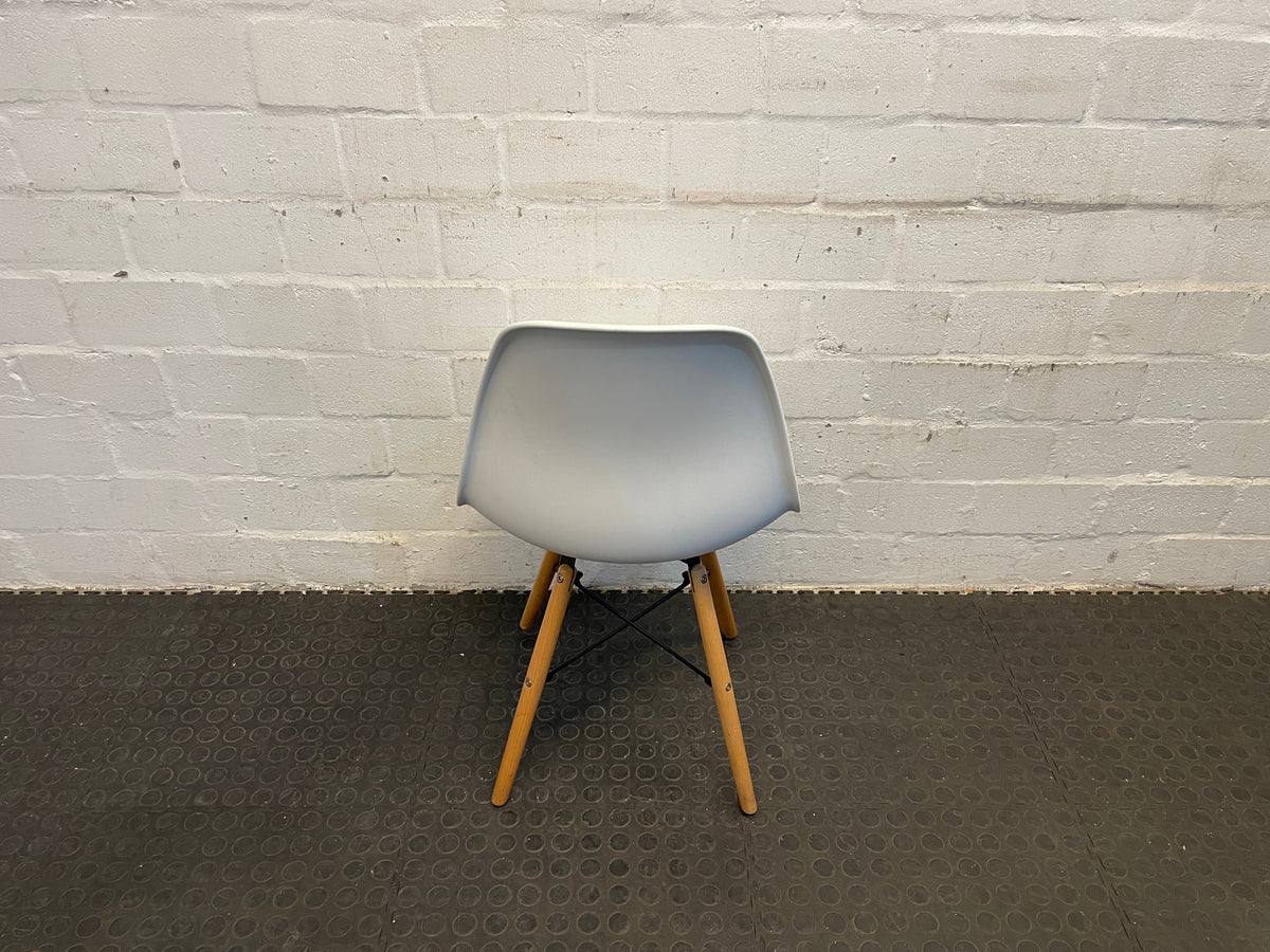 White Wooden Leg Chair - PRICE DROP - 2ndhandwarehouse.com