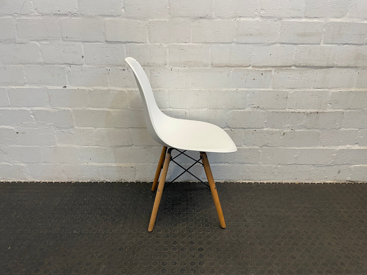 White Wooden Leg Chair - PRICE DROP - 2ndhandwarehouse.com