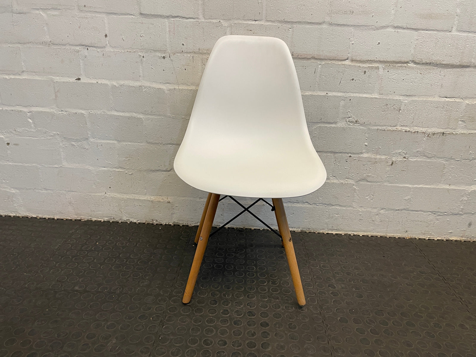 White Wooden Leg Chair - PRICE DROP - 2ndhandwarehouse.com