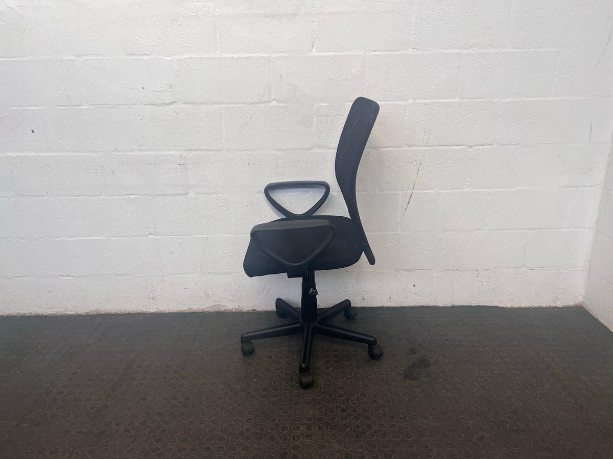 Black Mesh Office Armchair on wheels (Black Band) - 2ndhandwarehouse.com