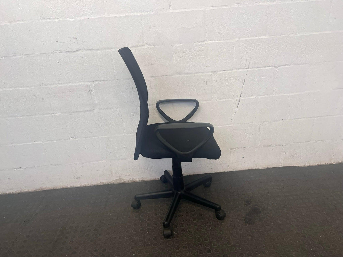 Black Mesh Office Armchair on wheels (Black Band) - 2ndhandwarehouse.com
