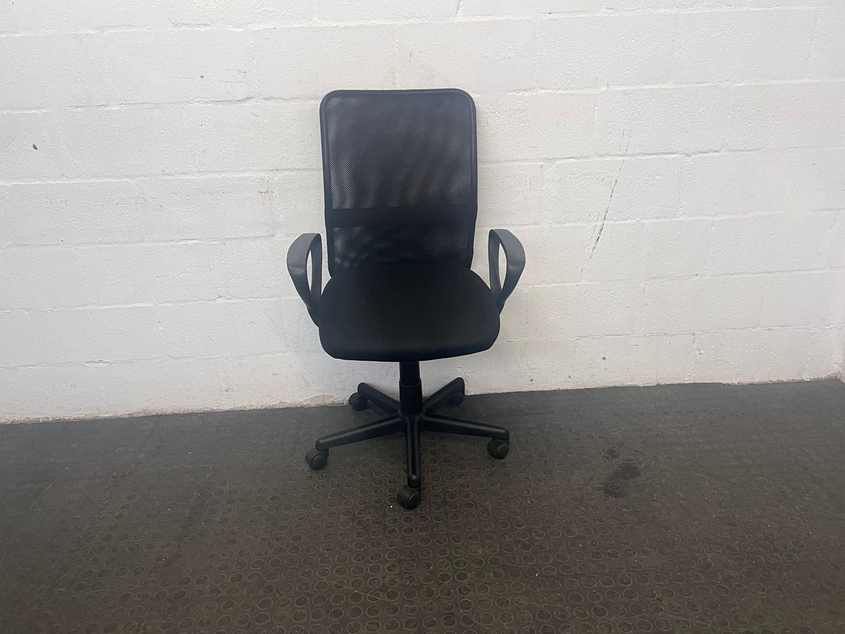 Black Mesh Office Armchair on wheels (Black Band) - 2ndhandwarehouse.com