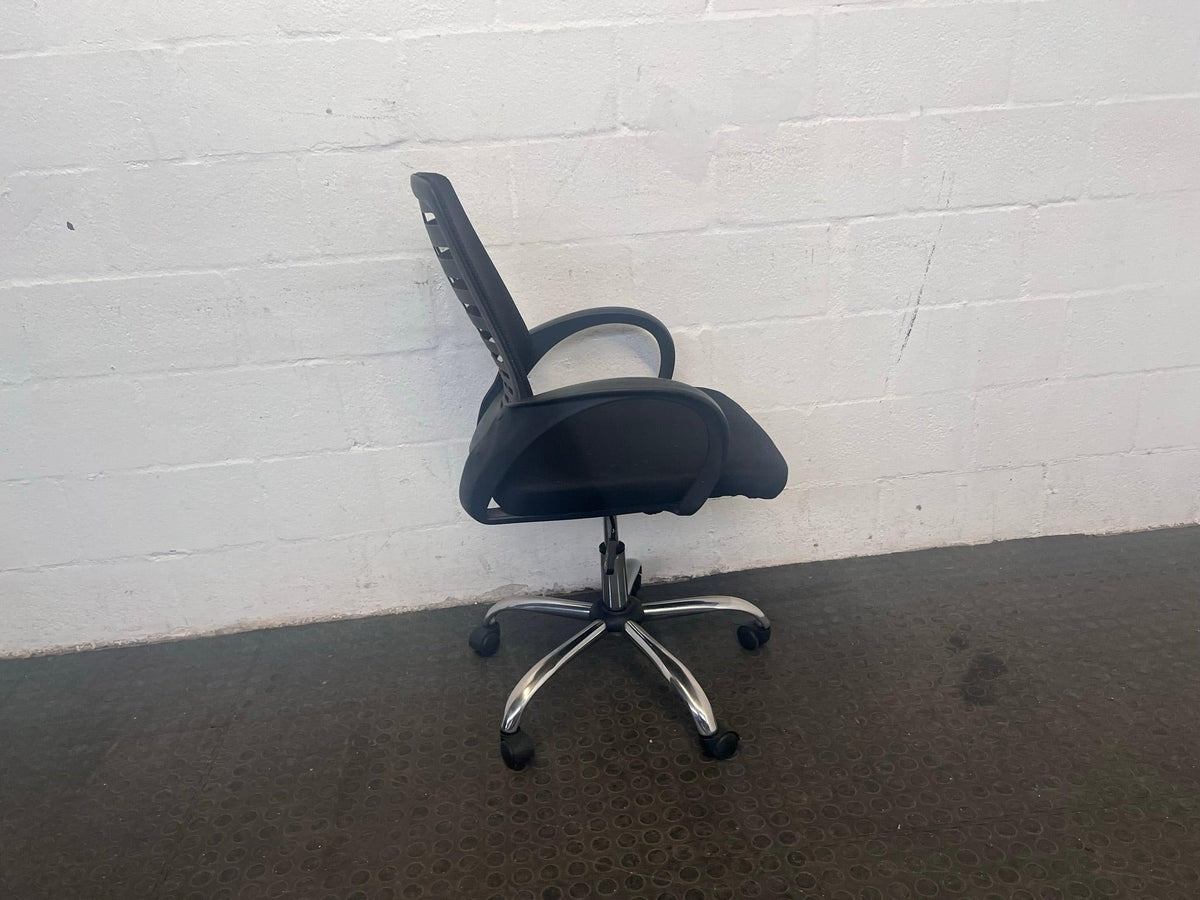 Black Plastic Mid-back Office Armchair on wheels - 2ndhandwarehouse.com
