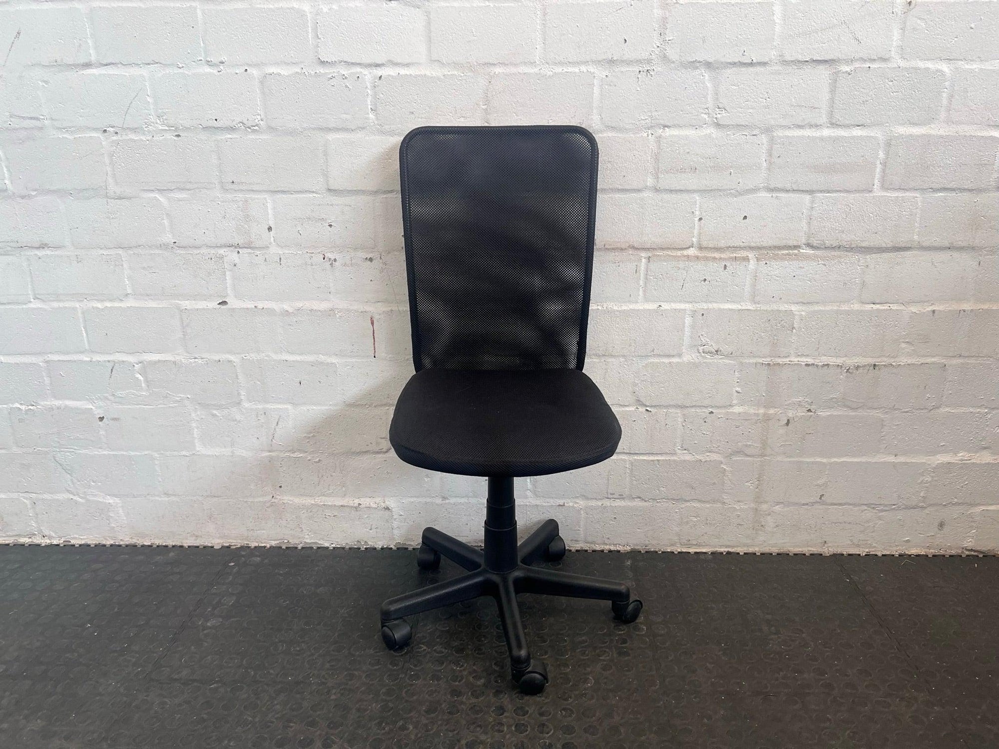 Black Mesh High-Back Office Chair On Wheels (No Arm Rests)