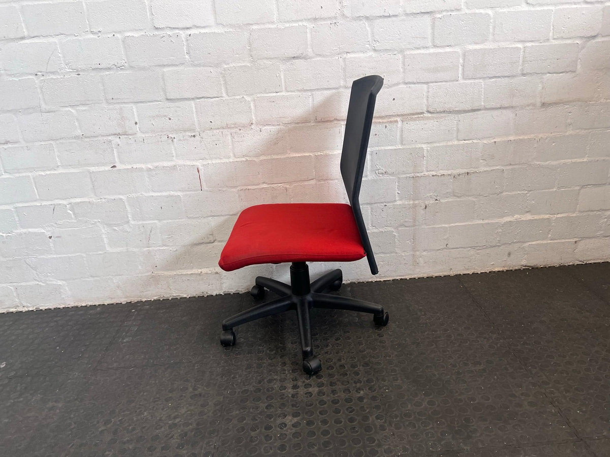Black and Red Office Chair On Wheels (Hydraulics Not Working & No Arm Rests) - REDUCED