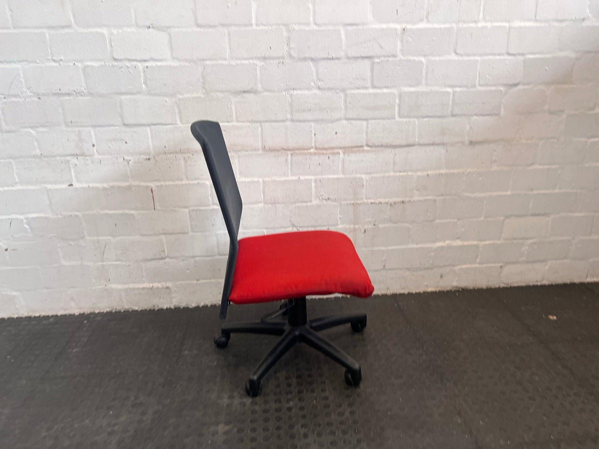 Black and Red Office Chair On Wheels (Hydraulics Not Working & No Arm Rests) - REDUCED