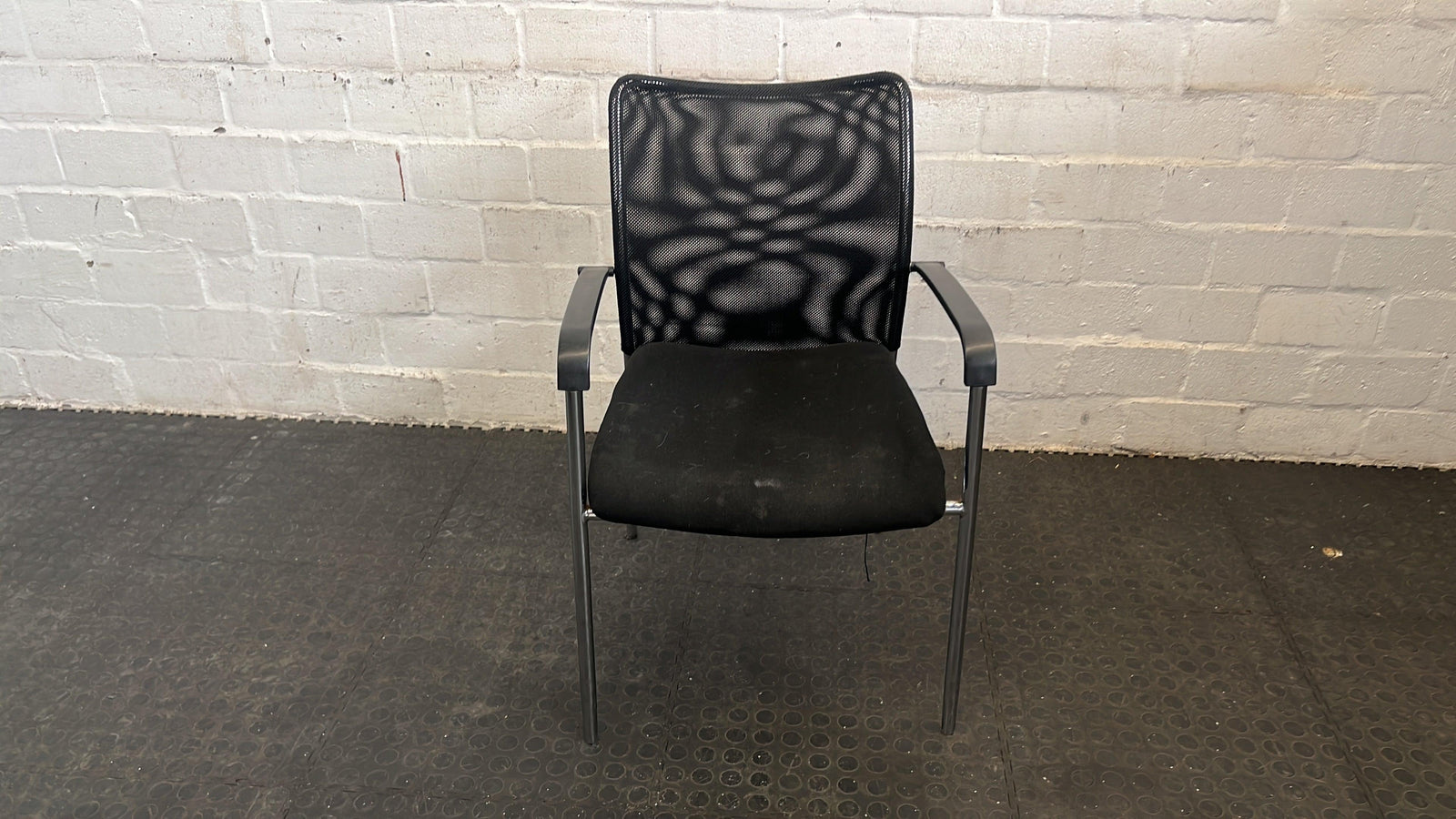 Black Mesh-Back Visitors Chair (Damaged Seat) - 2ndhandwarehouse.com