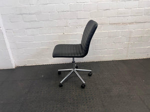 Black Ribbed Mid-Back Office Chair on Wheels (No Arm Rests)
