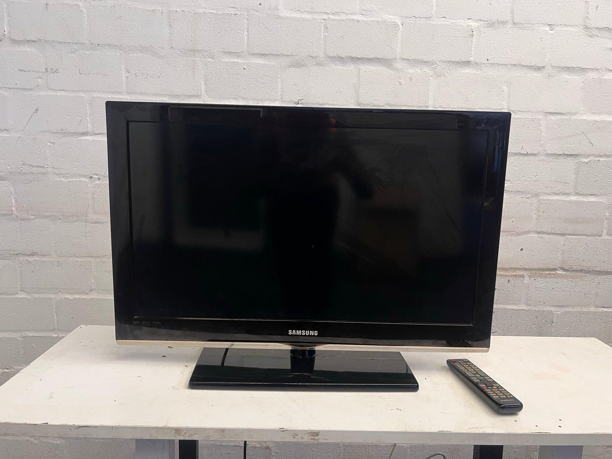 Samsung 32” LCD TV