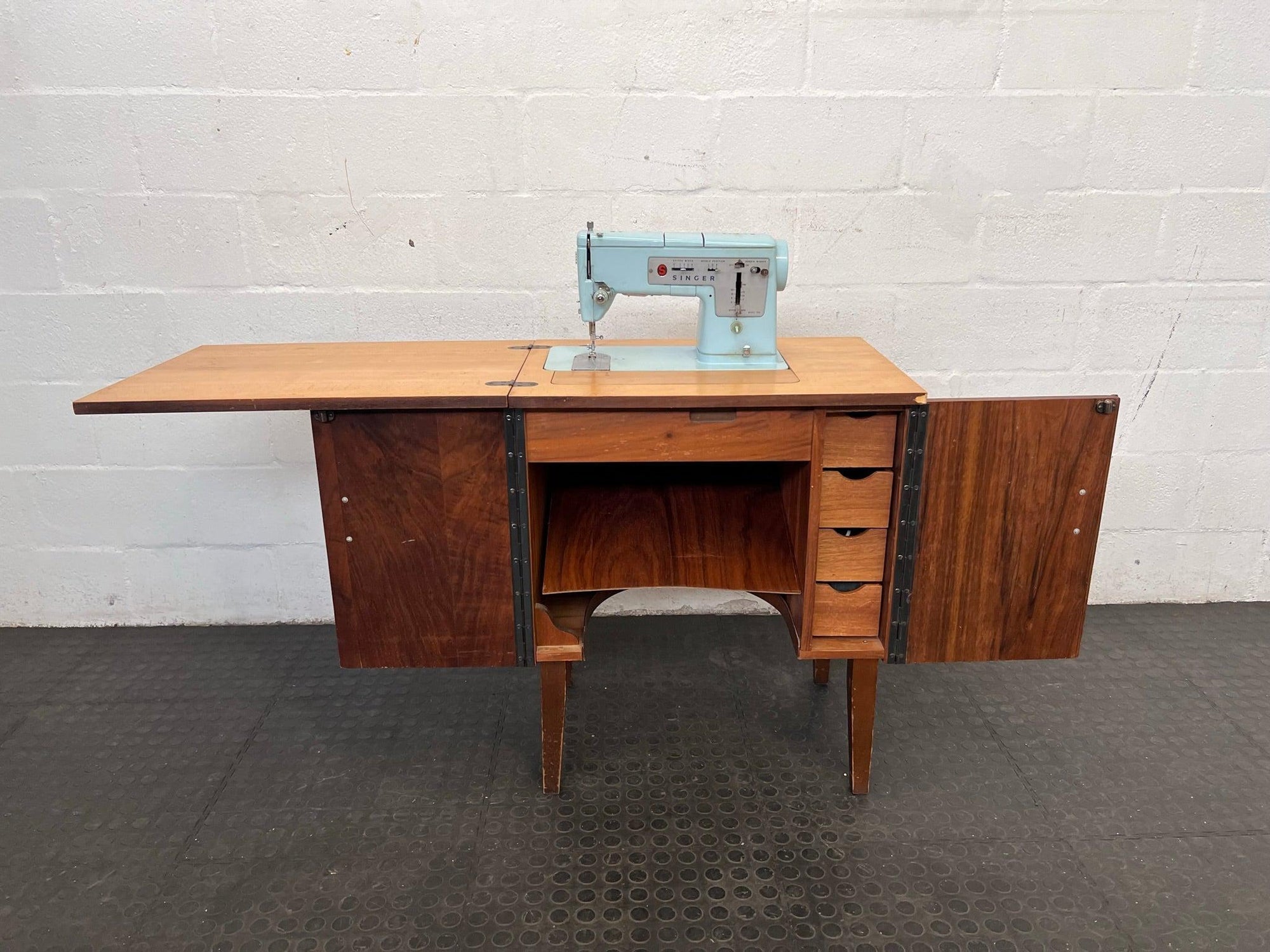 Singer Collapsible Sewing Machine Table (No power supply)