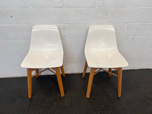 White Plastic Dining Chair with Wooden Legs (Slight Cracks In Seat) - PRICE DROP