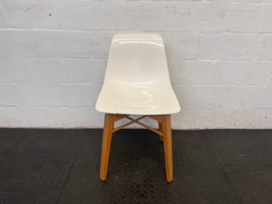 White Plastic Dining Chair with Wooden Legs (Slight Cracks In Seat) - PRICE DROP