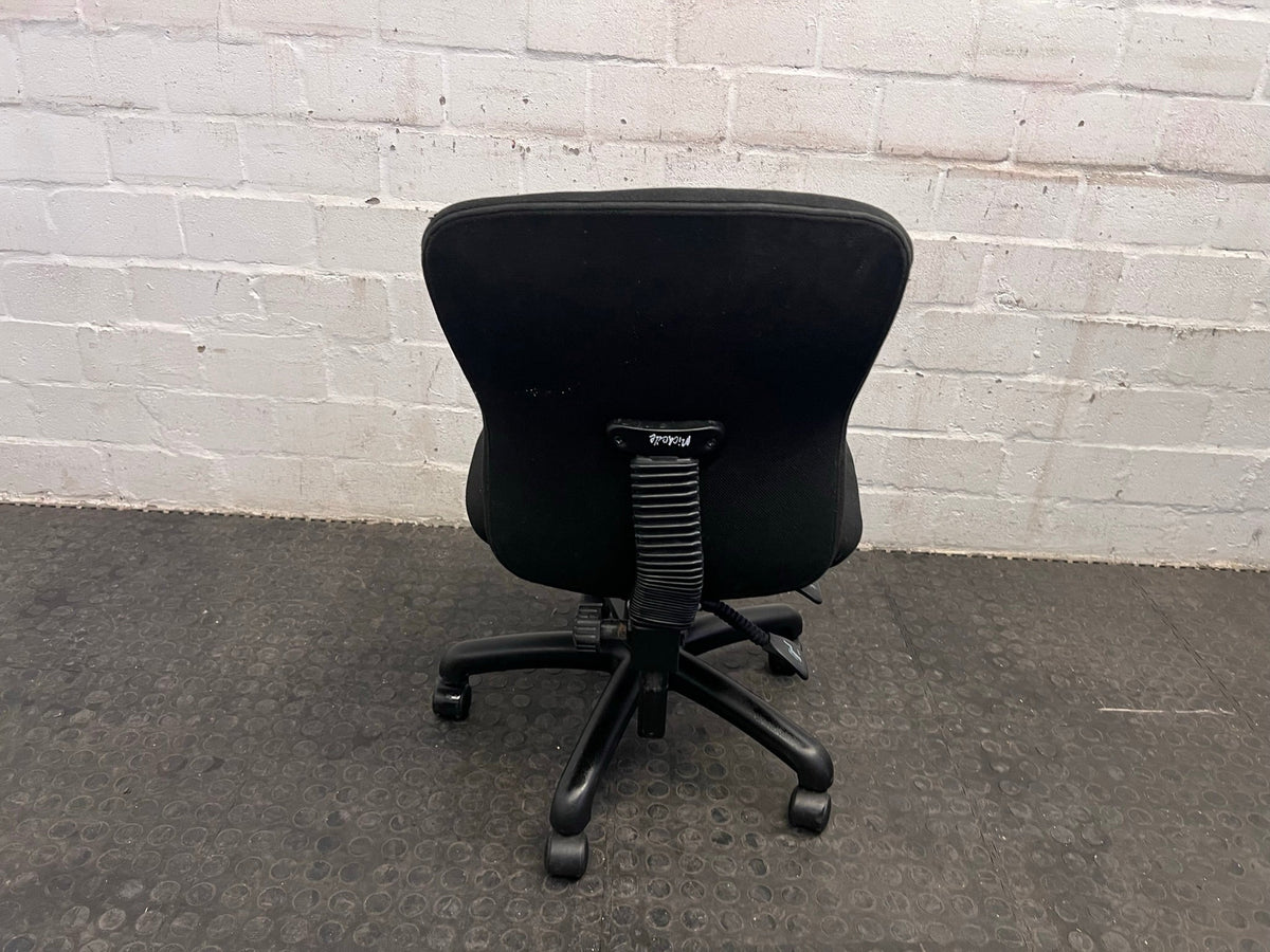 Black Typist Chair on Wheels (Hydraulics Not Working