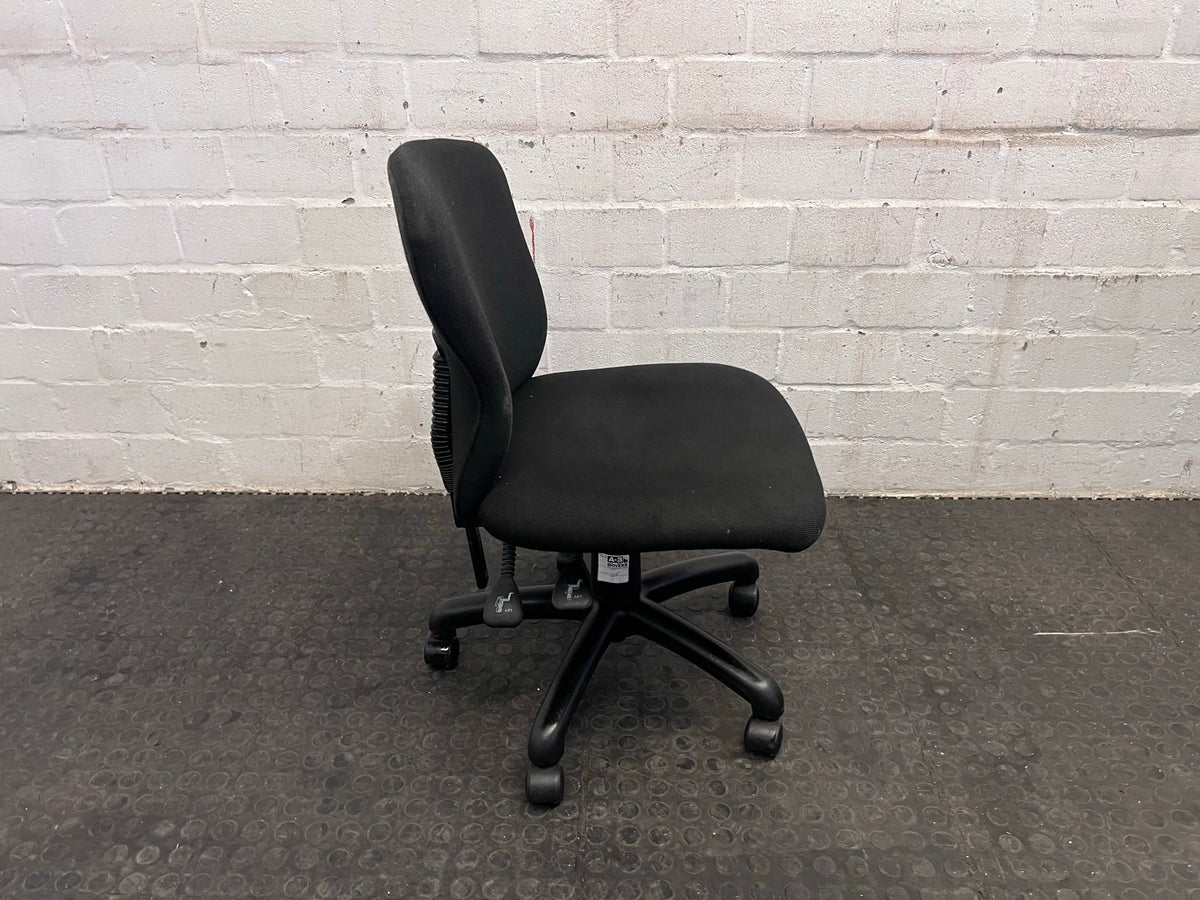 Black Typist Chair on Wheels (Hydraulics Not Working