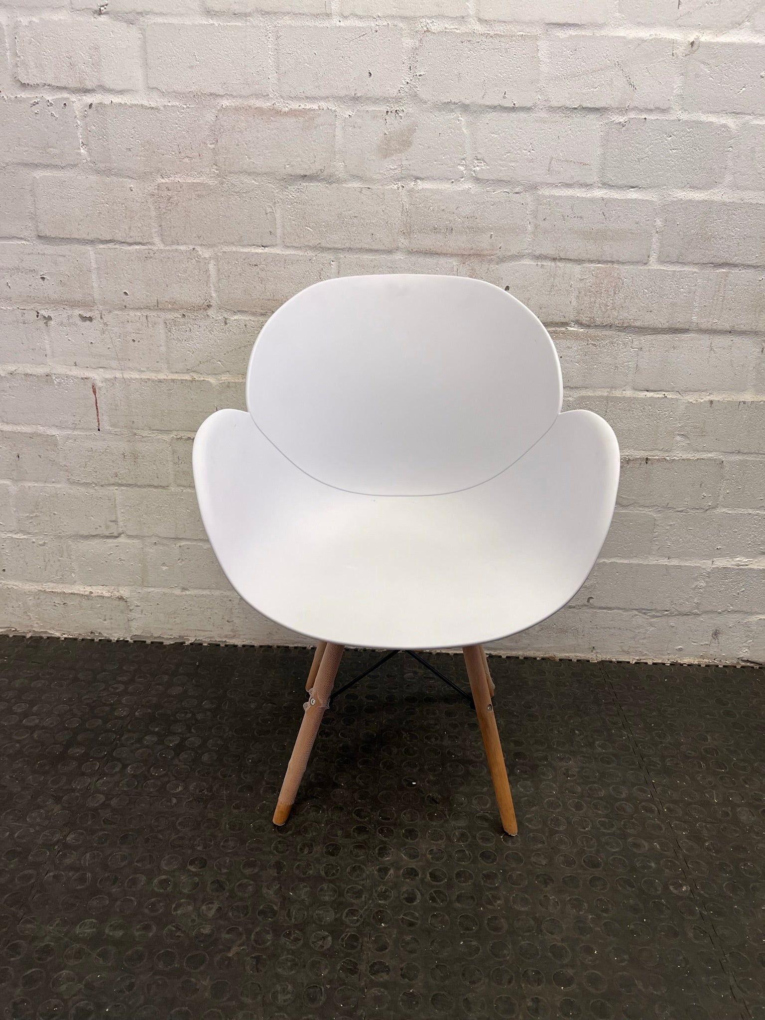White Fanbin Chair