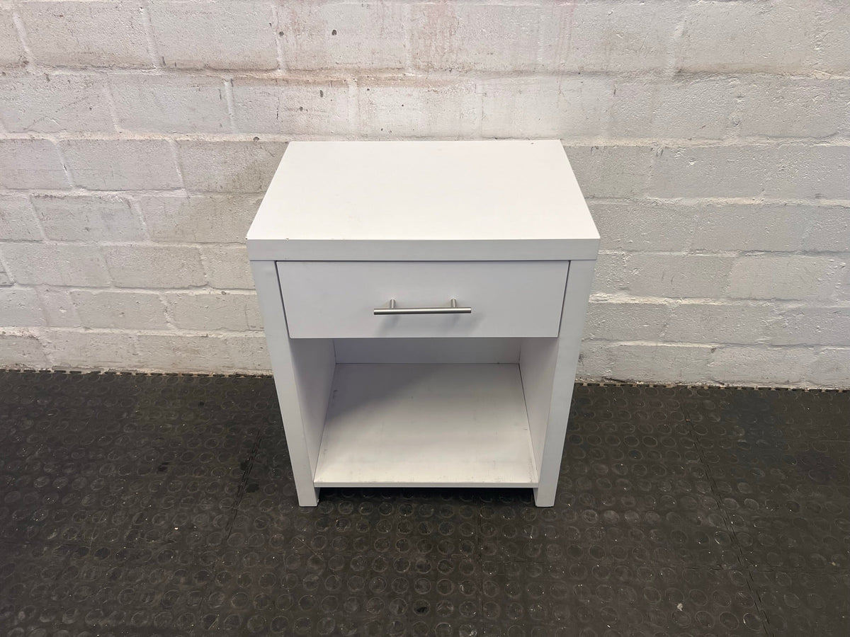 White One Drawer Bedside Table (Small Chip)