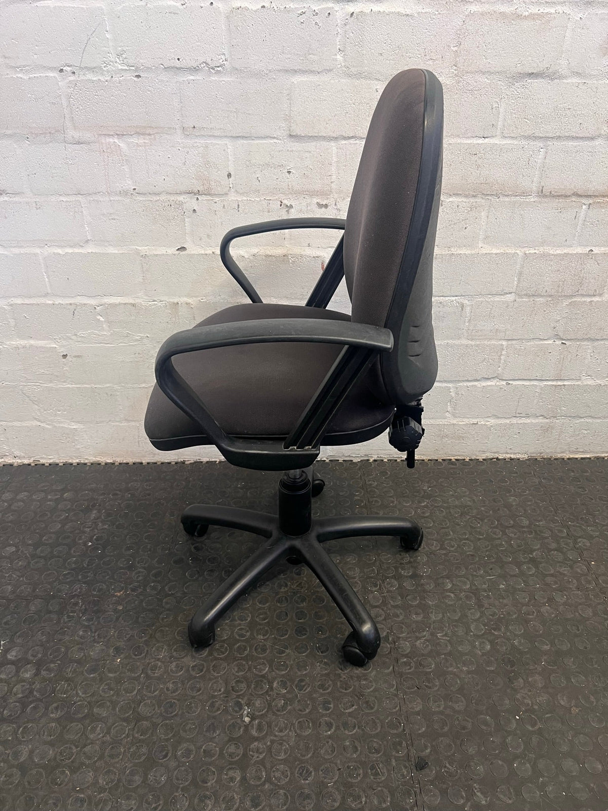 Mid Back Office Chair On Wheels (With Arms)