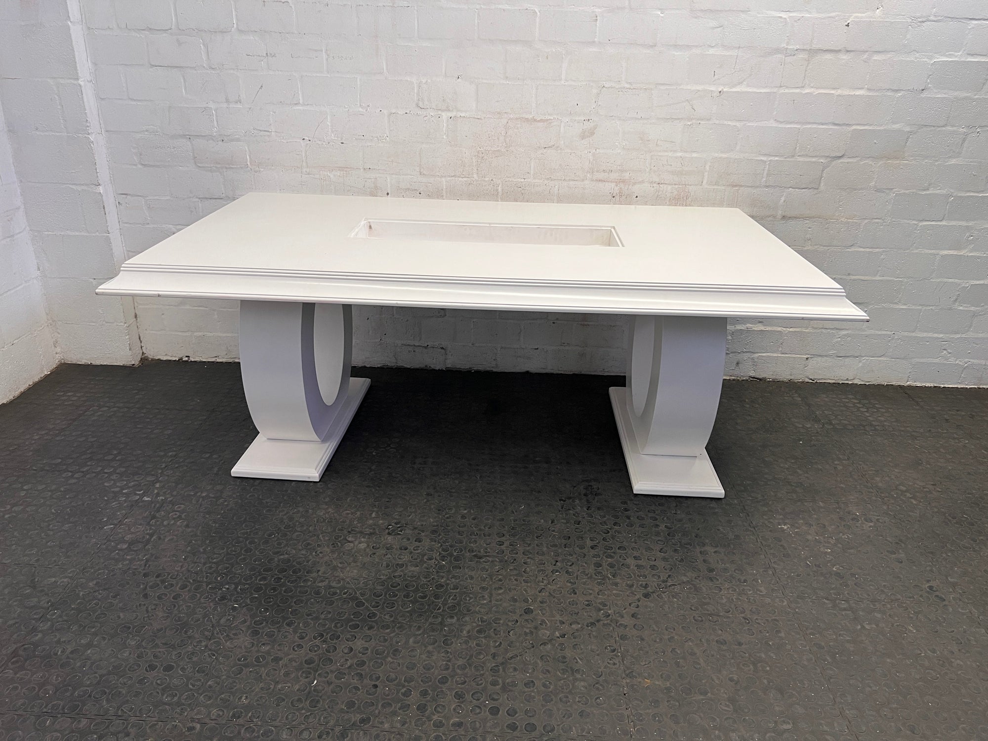 White Solid Wood Dining Table with Circular Legs