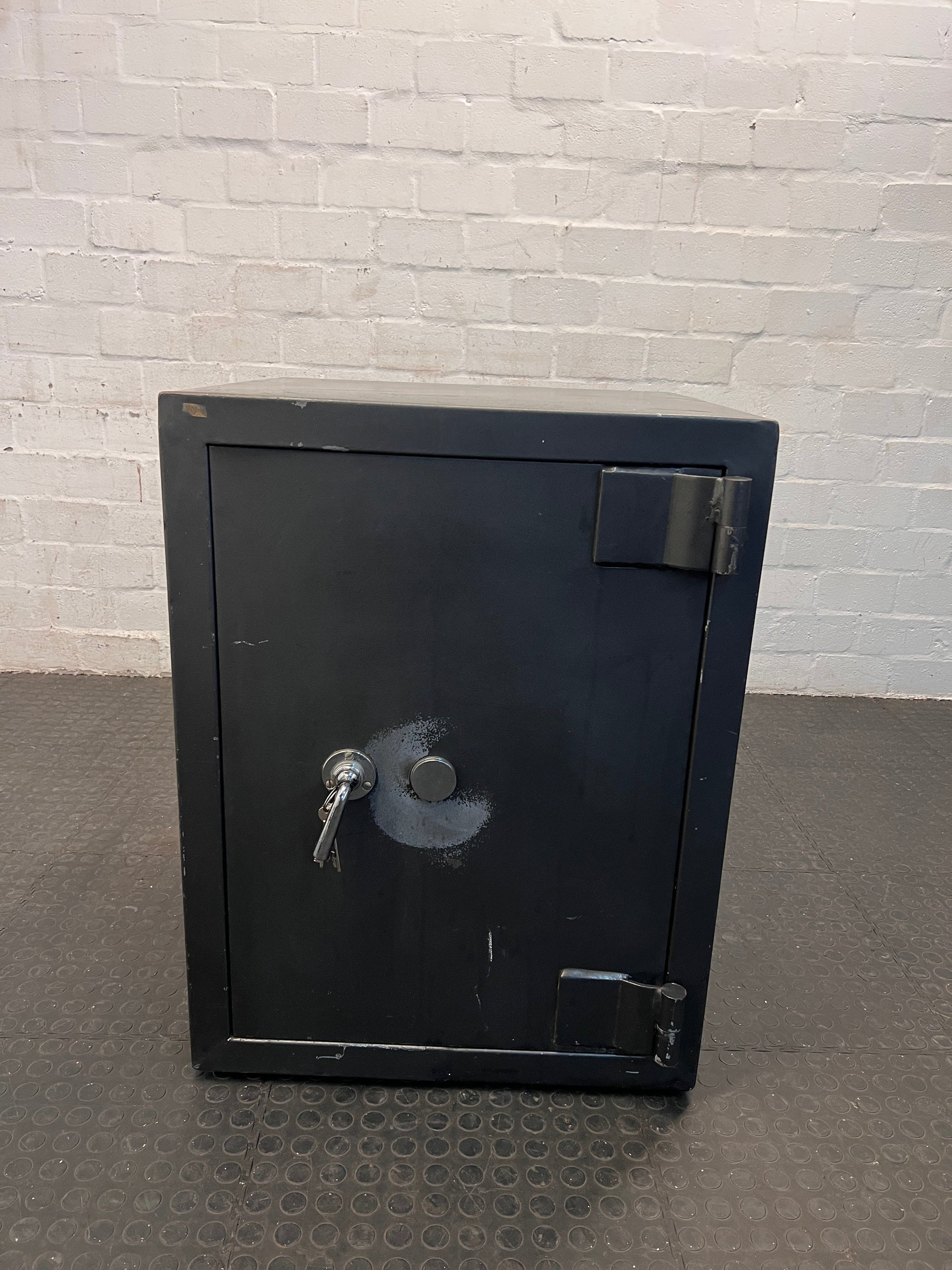 Grey Lockable Safe (61cm x 66cm x 88cm)