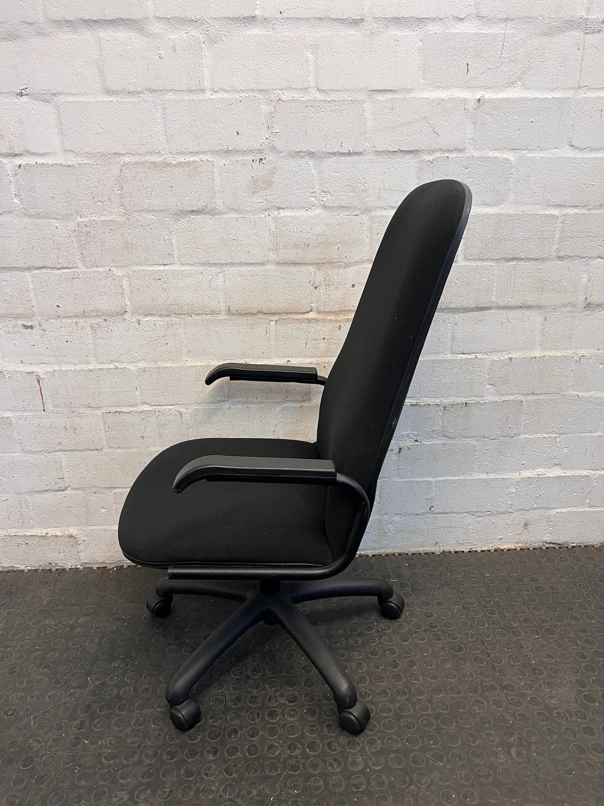 Black Highback Office Armchair on Wheels(Hydraulics Not Working)