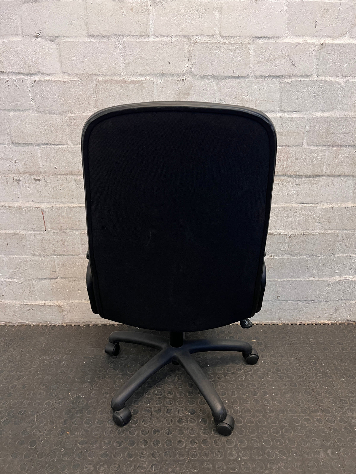 Black Highback Office Armchair on Wheels(Hydraulics Not Working