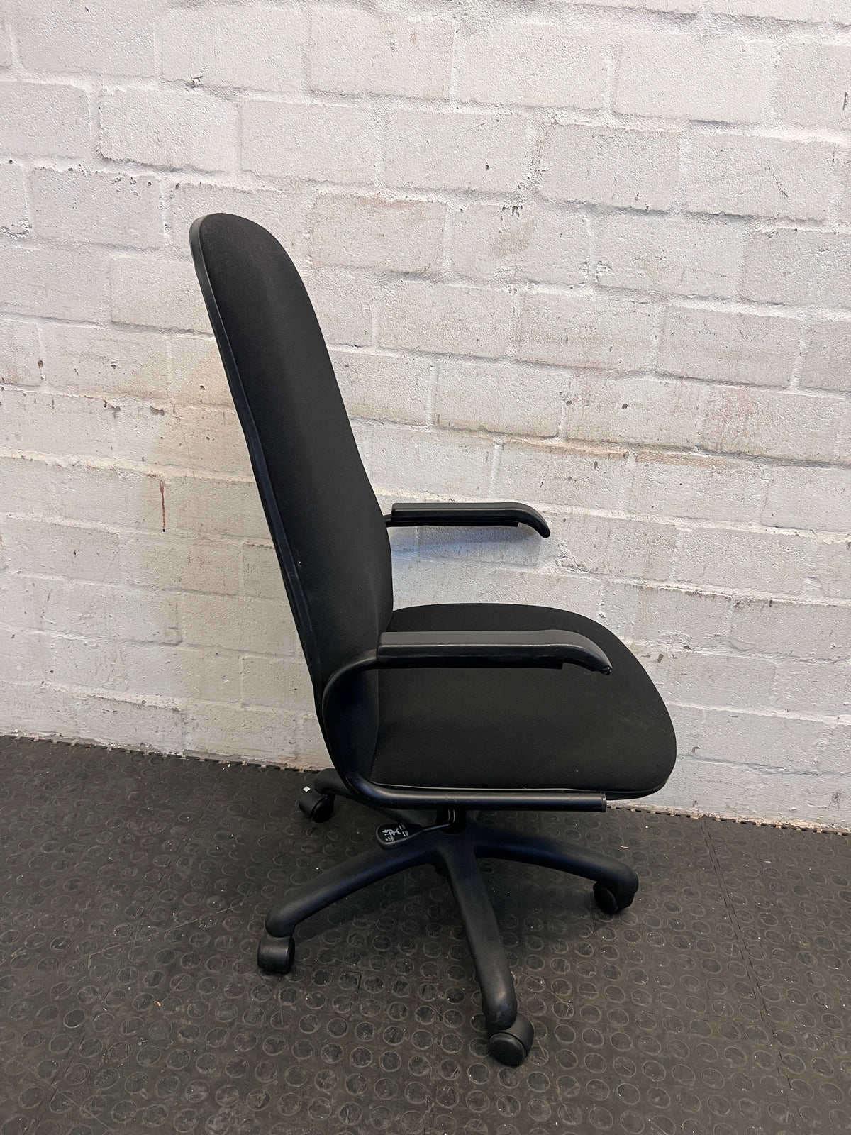 Black Highback Office Armchair on Wheels(Hydraulics Not Working)