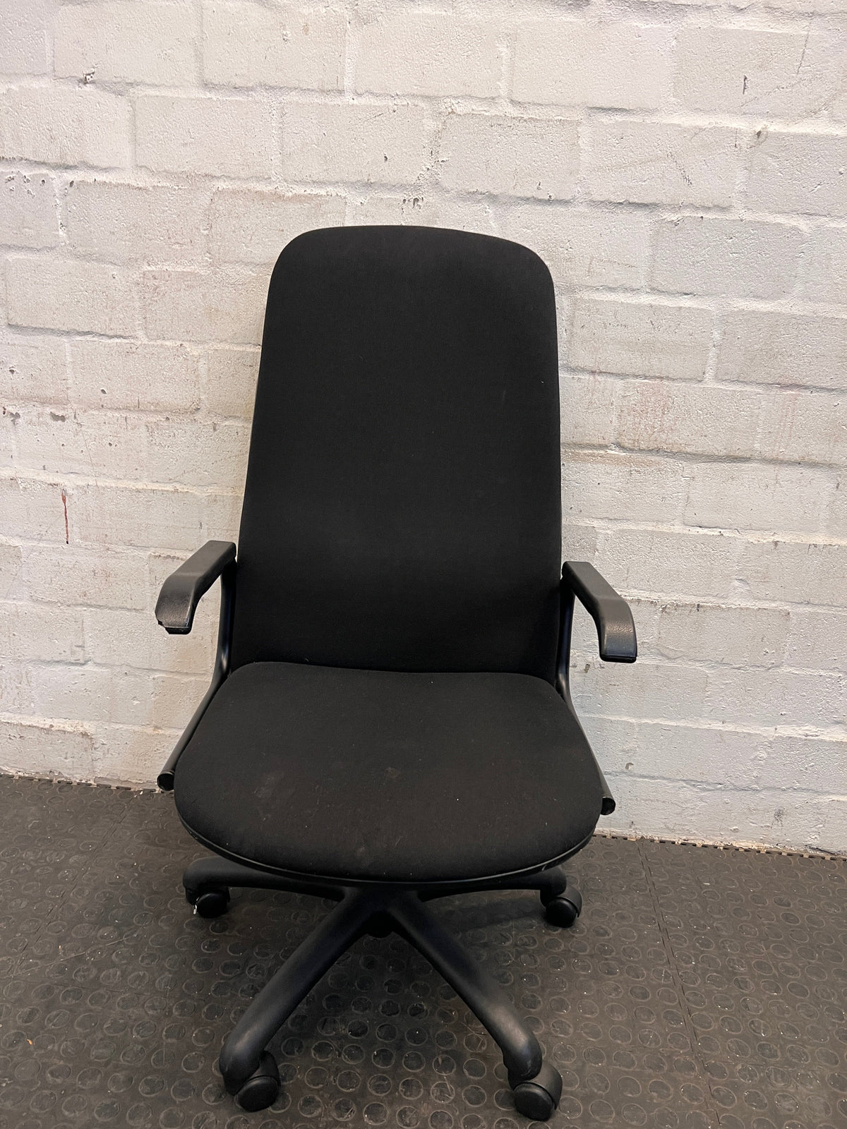 Black Highback Office Armchair on Wheels(Hydraulics Not Working