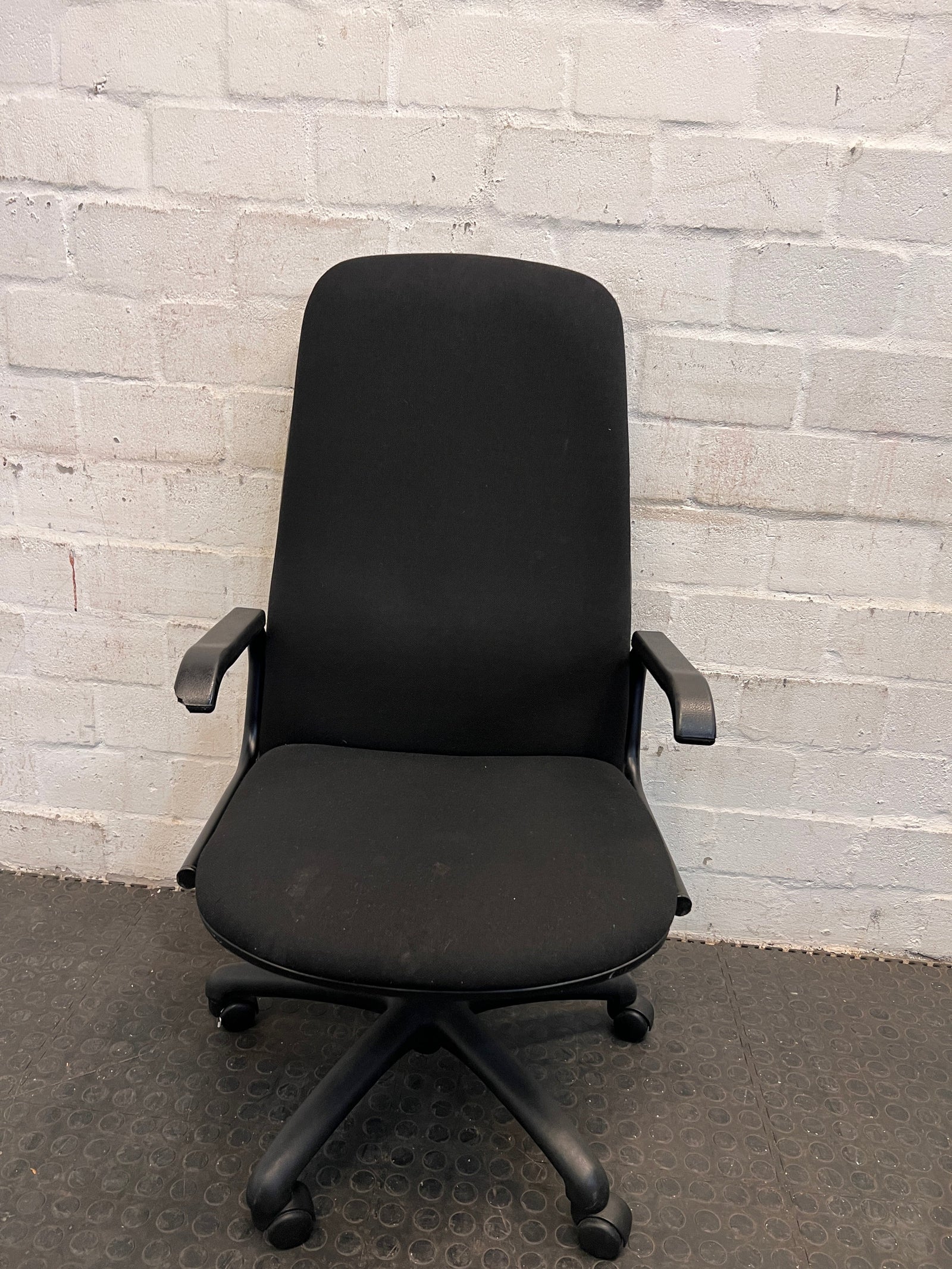 Black Highback Office Armchair on Wheels(Hydraulics Not Working)