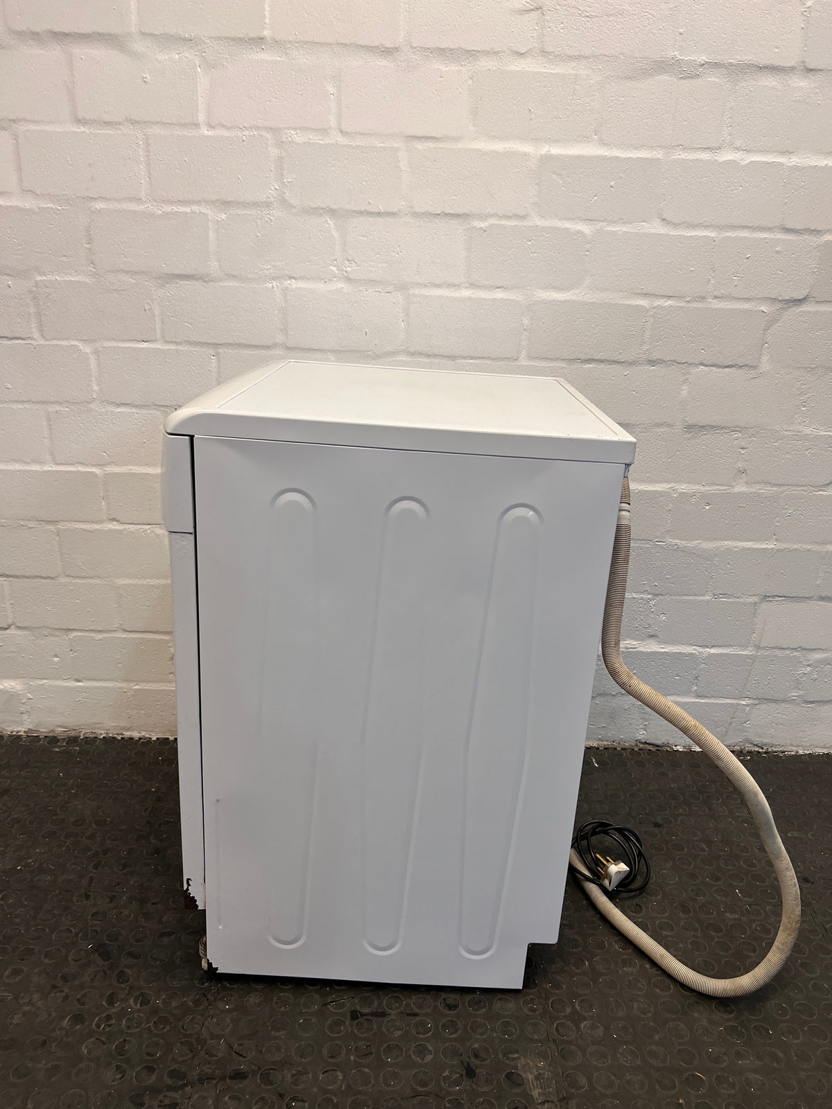 White Defy Dishwasher - REDUCED - Minor damage on base