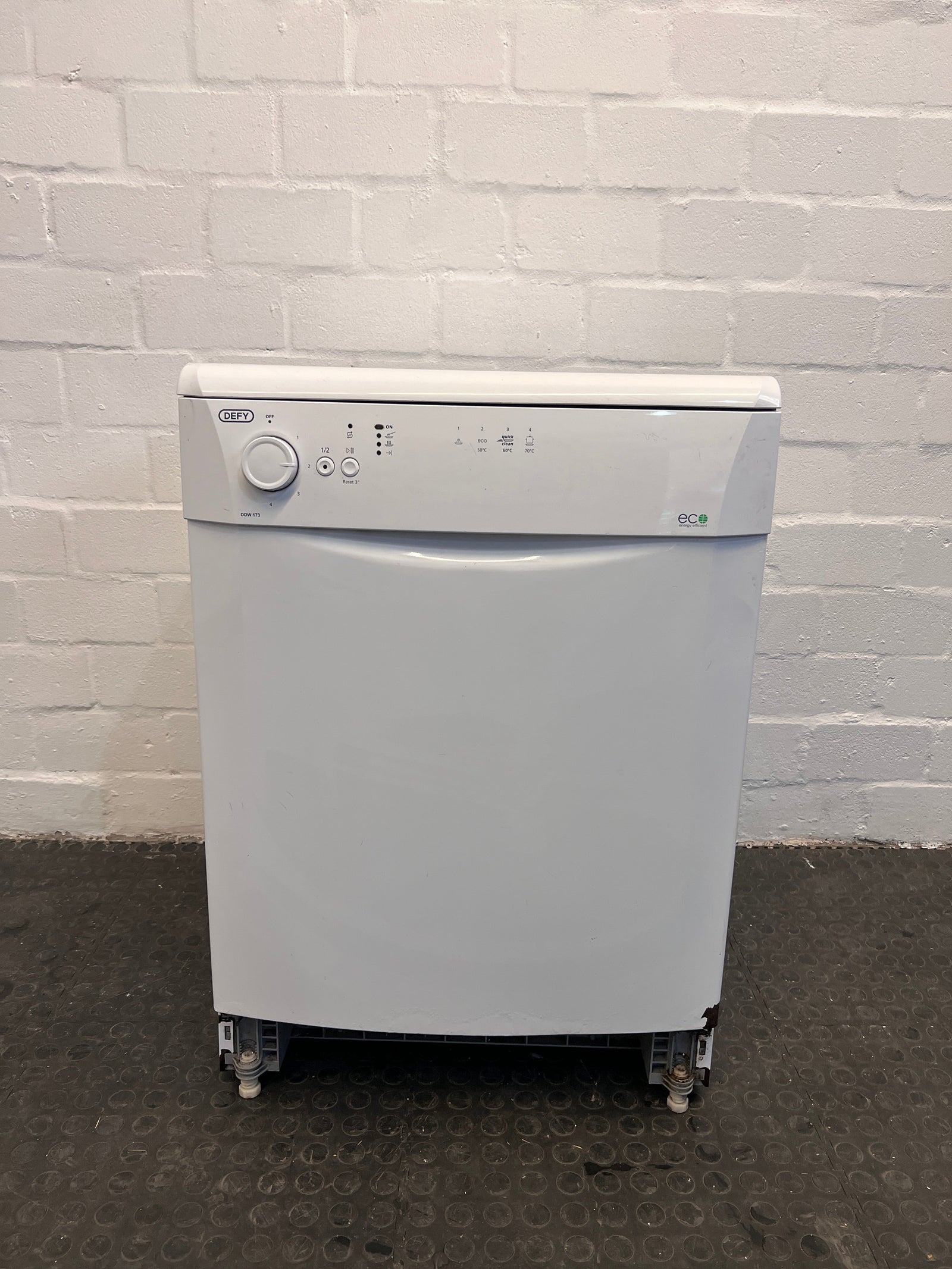 White Defy Dishwasher - REDUCED - Minor damage on base