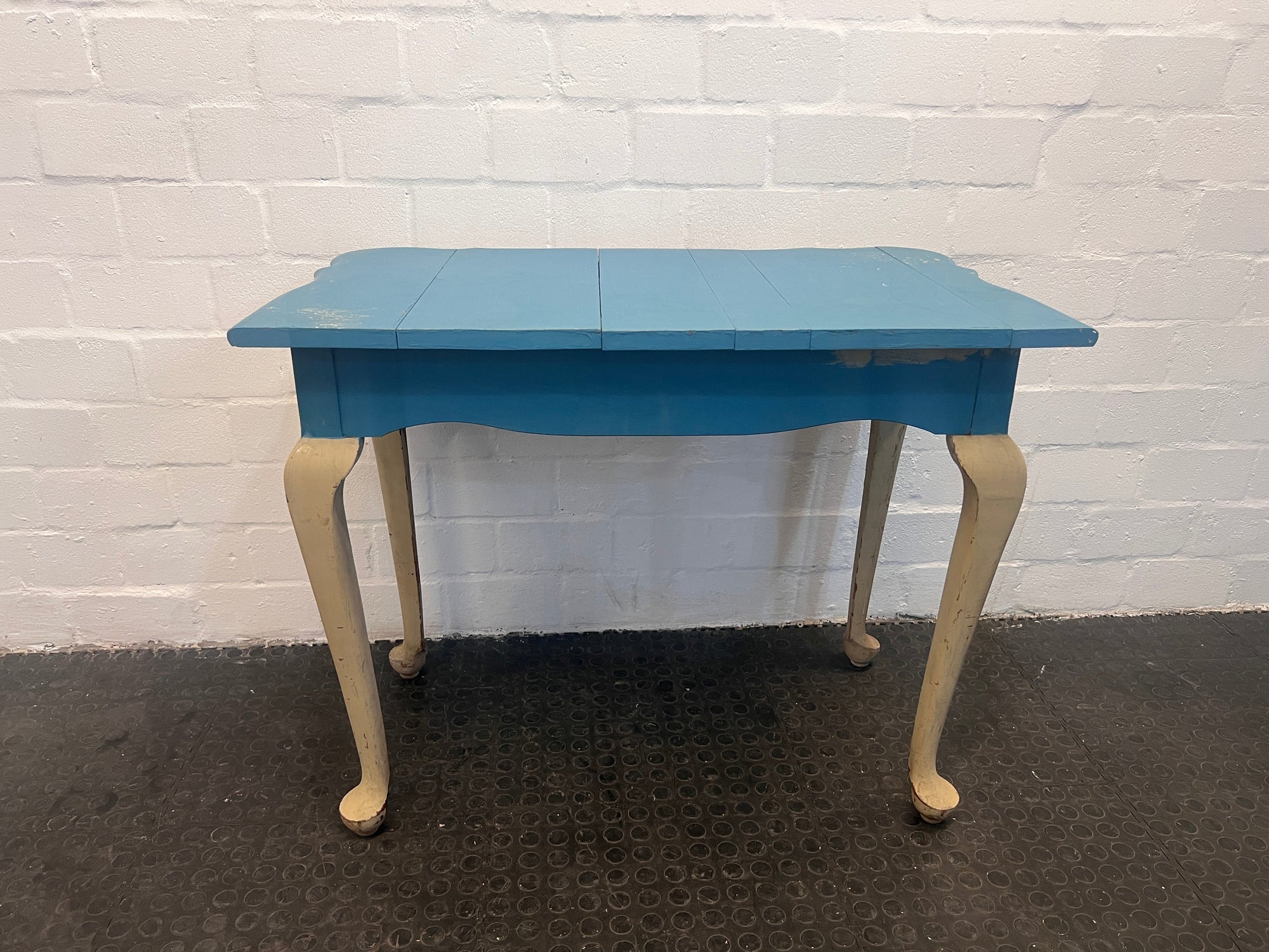 Ball and Claw Blue and White Entrance Table