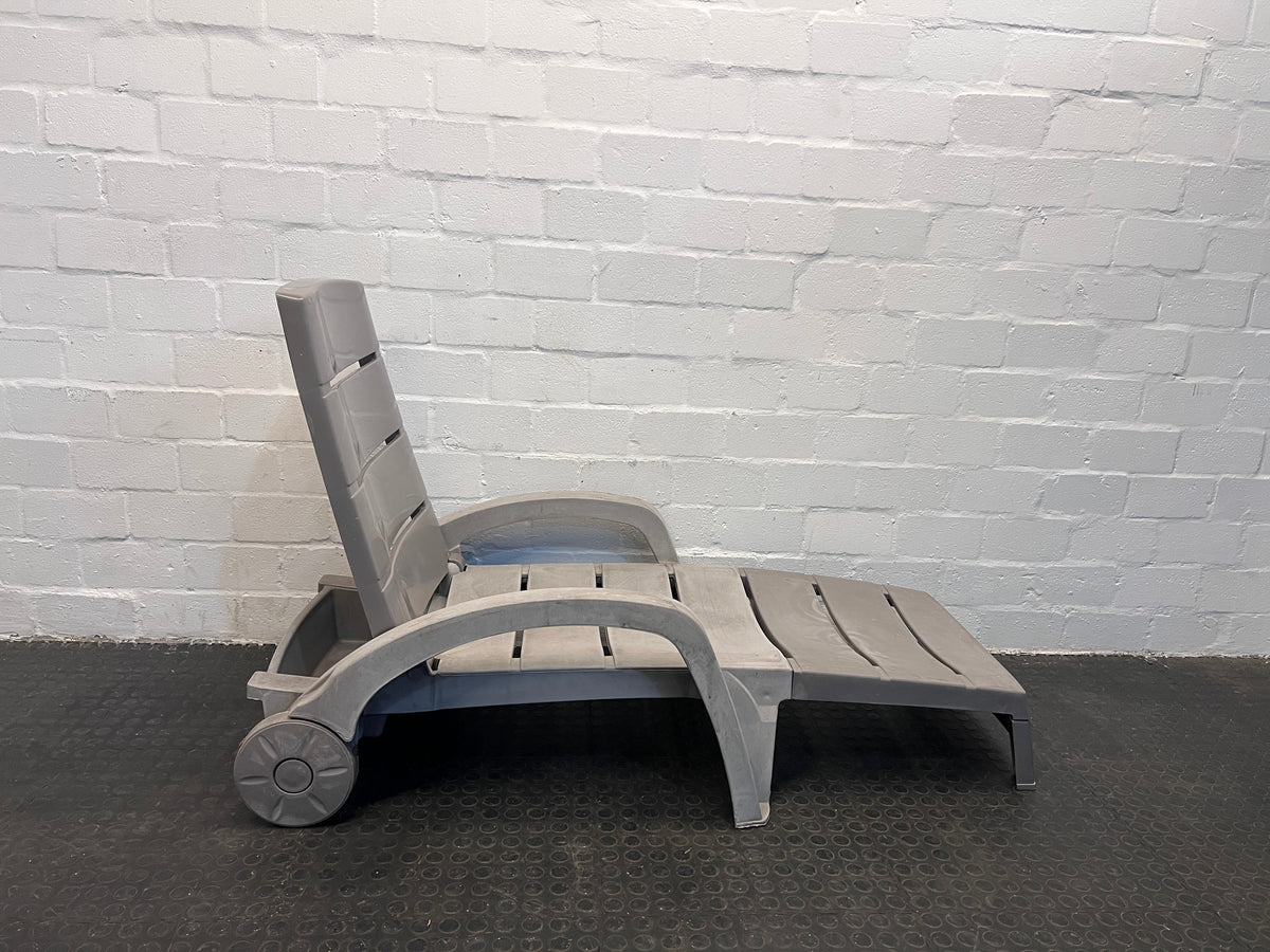 Outdoor Lounger (Plastic)