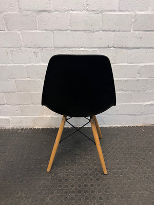 Black Fanbin Chair with Wooden Legs