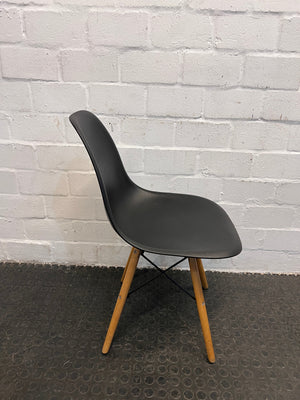 Black Fanbin Chair with Wooden Legs