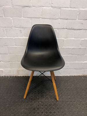 Black Fanbin Chair with Wooden Legs